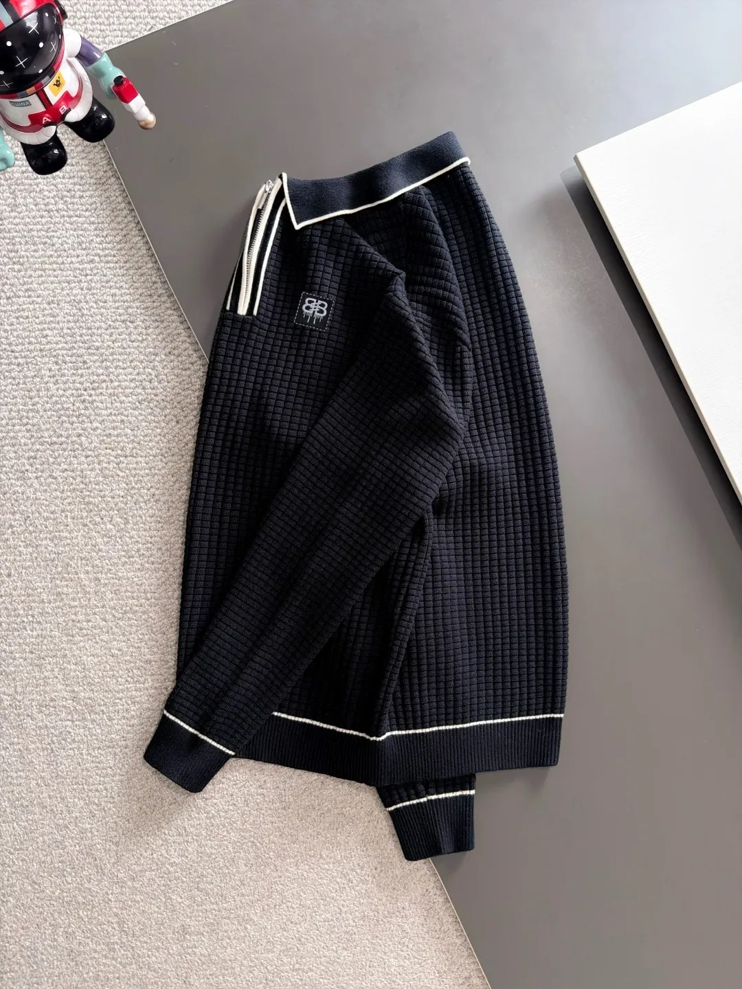 Next day shipping P195 Balenciaga high quality 2026 autumn and winter official website latest sweater, on sale at the same time at the counter Hot Sale! Specially made of wool blended fabric. It feels comfortable and can be directly in contact with the skin. The logo badge is exquisitely embroidered, which is extremely eye-catching! The details highlight the fashionable charm of big brands. Exquisite workmanship. Three-dimensional cutting style. The wearing effect is invincible and handsome! All three standards are complete! Sizes:M-3XL